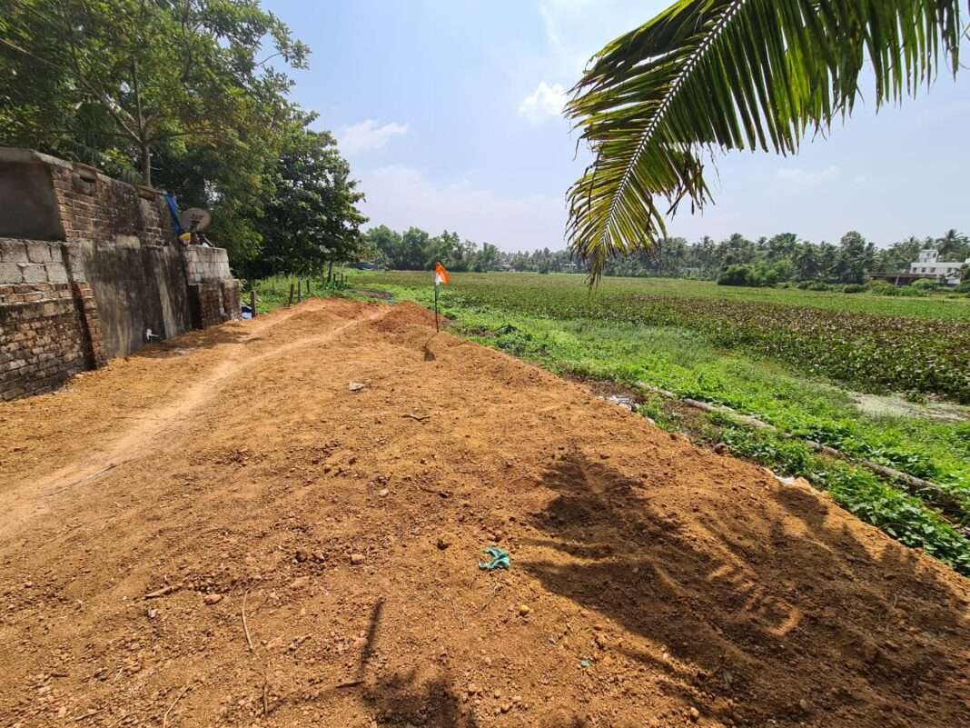 മുണ്ടകപ്പാടം നികത്തുന്നു.സമീപവാസികൾ ആശങ്കയിൽ……. മുണ്ടകപ്പാടം നികത്തുന്നു.സമീപവാസികൾ ആശങ്കയിൽ…….