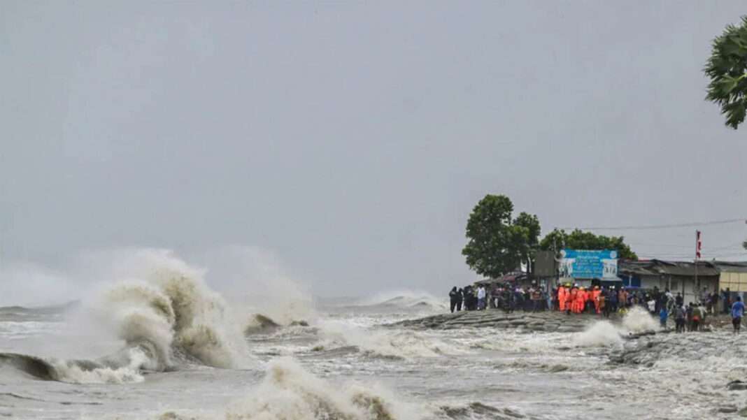 റെമൽ ചുഴലിക്കാറ്റ് കരതൊട്ടു ; പശ്ചിമ ബംഗാളിൽ വ്യാപക നാശം റെമൽ ചുഴലിക്കാറ്റ് കരതൊട്ടു ; പശ്ചിമ ബംഗാളിൽ വ്യാപക നാശം