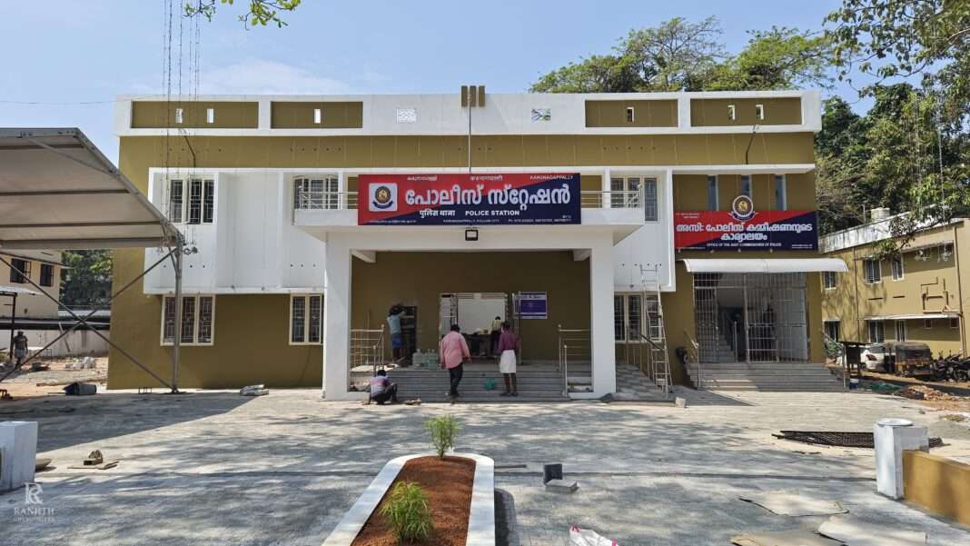 കരുനാഗപ്പള്ളിപോലീസ് സ്റ്റേഷനു വേണ്ടി നിർമ്മിച്ച പുതിയ കെട്ടിടത്തിന്റെ ഉദ്ഘാടനം നാളെ മുഖ്യമന്ത്രി നിർവ്വഹിക്കും. കരുനാഗപ്പള്ളിപോലീസ് സ്റ്റേഷനു വേണ്ടി നിർമ്മിച്ച പുതിയ കെട്ടിടത്തിന്റെ ഉദ്ഘാടനം നാളെ മുഖ്യമന്ത്രി നിർവ്വഹിക്കും.