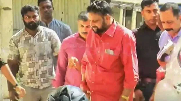 ശബരിമല സ്വര്ണക്കൊള്ള: തന്ത്രി കണ്ഠരര് രാജീവരെ SIT അറസ്റ്റ് ചെയ്തു ശബരിമല സ്വര്ണക്കൊള്ള: തന്ത്രി കണ്ഠരര് രാജീവരെ SIT അറസ്റ്റ് ചെയ്തു